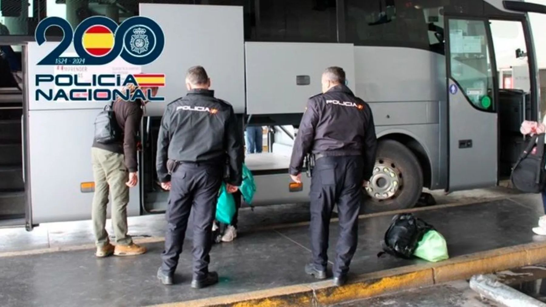 Policía Nacional durante un control en una estación de autobús.