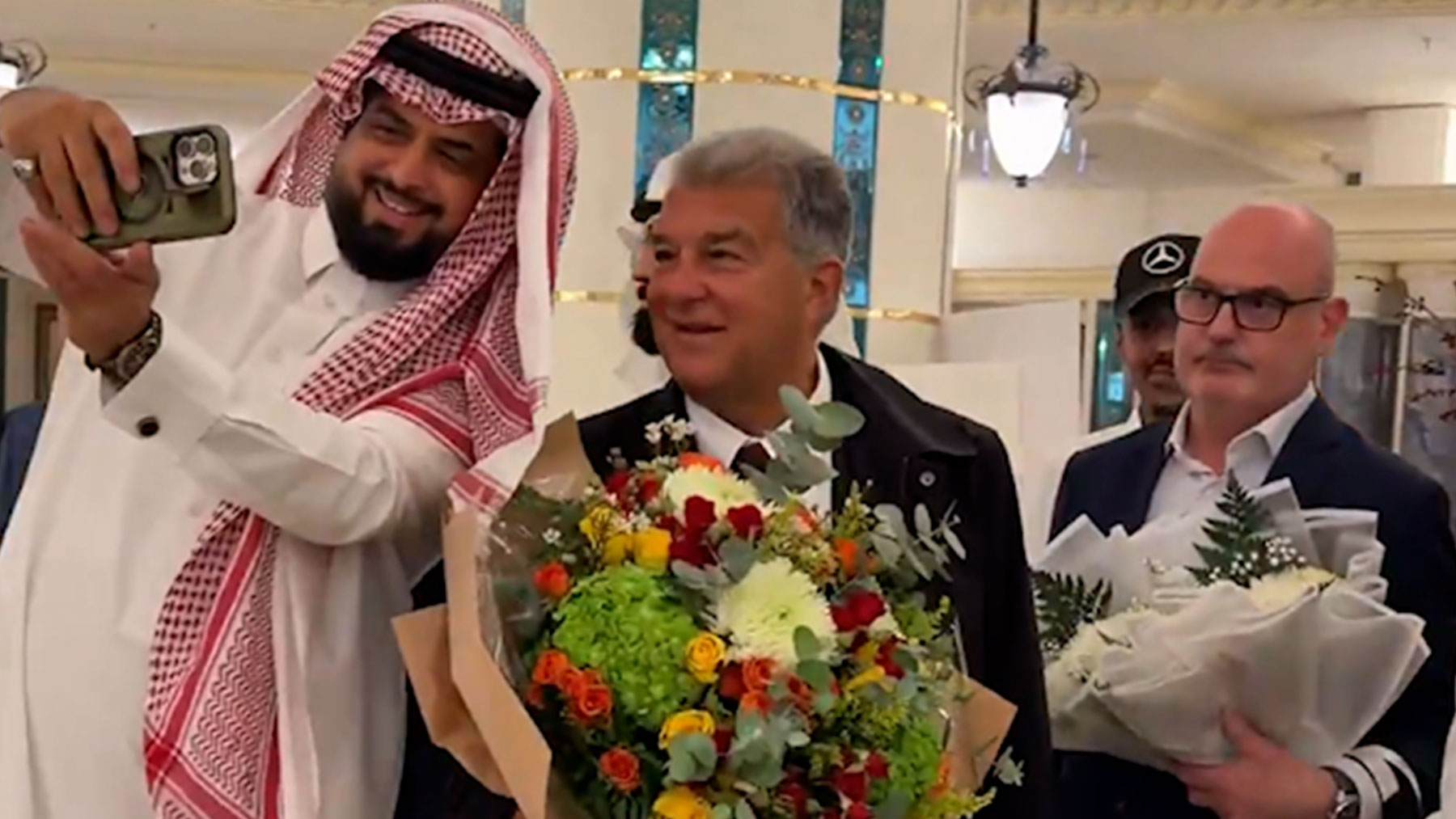 Laporta ya da la nota en la Supercopa: ofrenda floral de los saudíes en la llegada del Barça a Arabia
