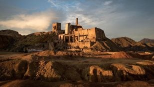 Minería china fabrica su propia arena, China fabrica arena artificial para la construcción, China usa los residuos de la minería para crear arena artificial.