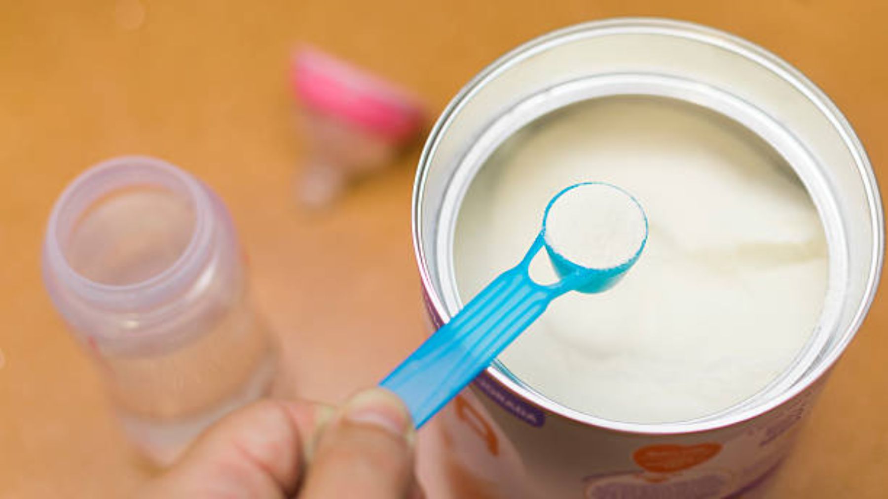 Ni un día, ni una semana: esto es lo que dura una lata de leche de fórmula para el bebé una vez abierta