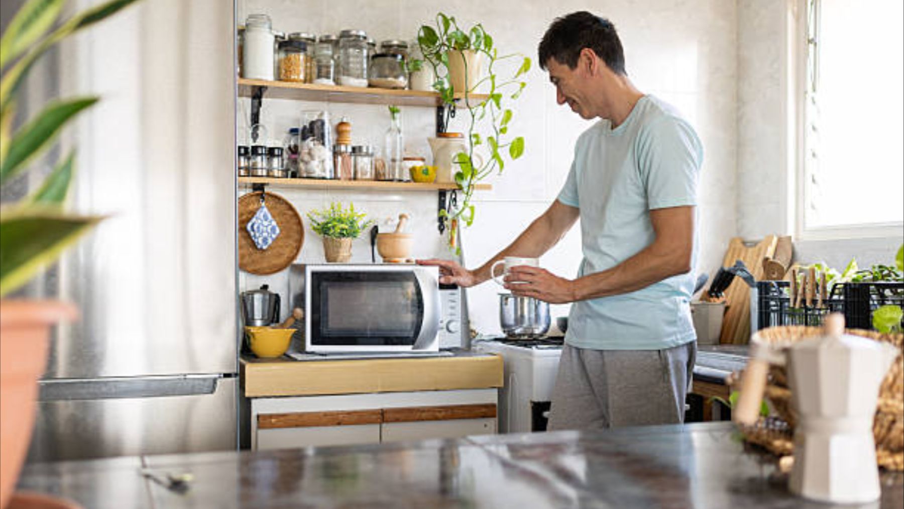 Puede salir ardiendo: el electrodoméstico que jamás debes exponer al sol directo