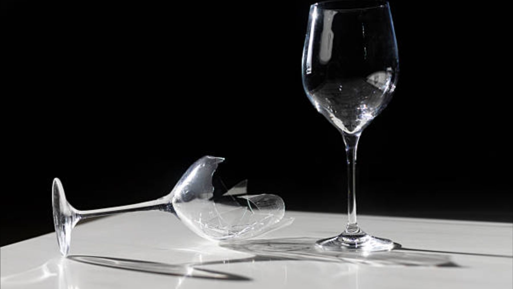 ¿Se te rompió una copa en las navidades? No la tires: el truco viral para aprovecharla