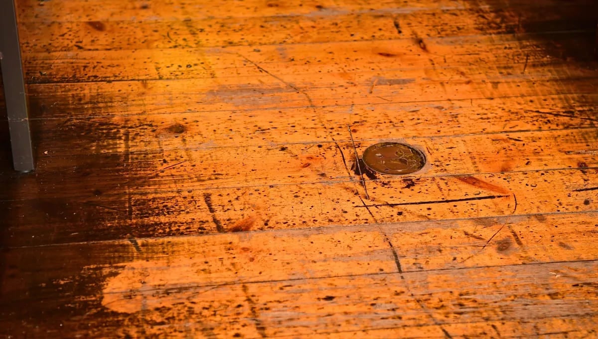 Suelo de madera desgastado por el roce de los muebles.