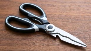 Tijeras, botella, truco