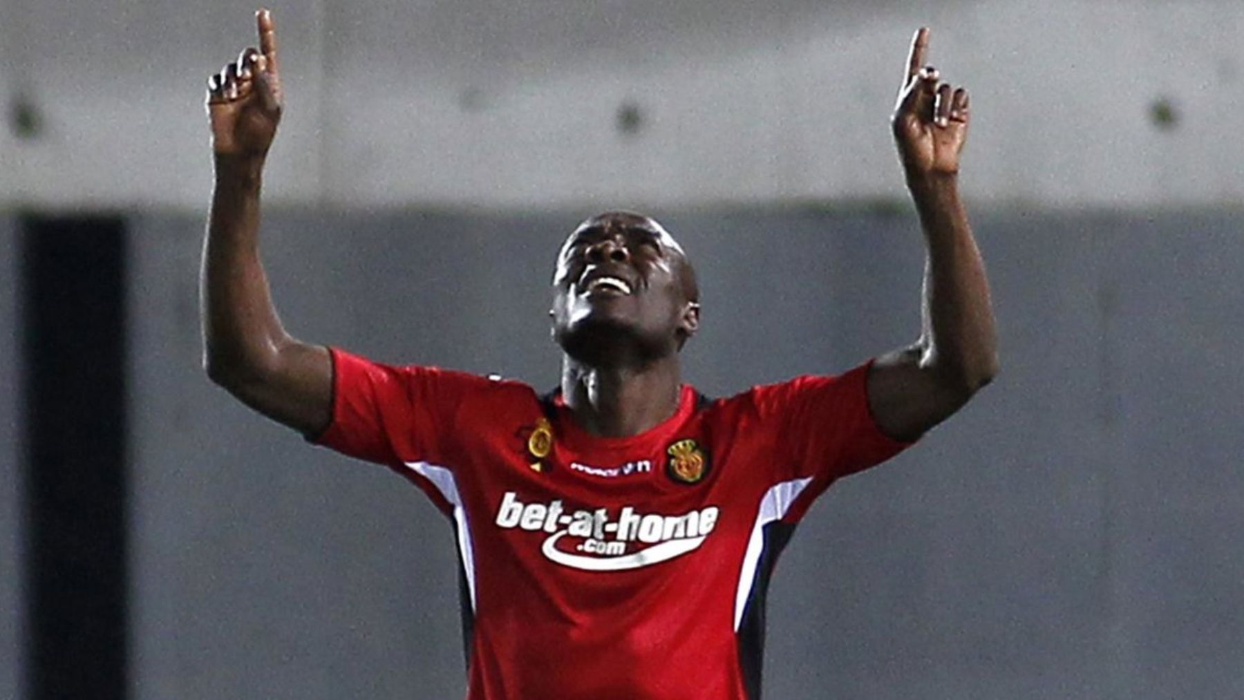 Seis años de cárcel a la inspectora de Hacienda que estafó a futbolistas como el ex mallorquinista Webó