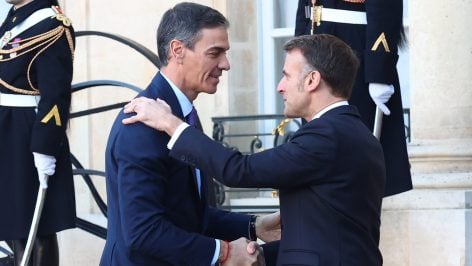 Sánchez con Macron en París. (Foto: EP)