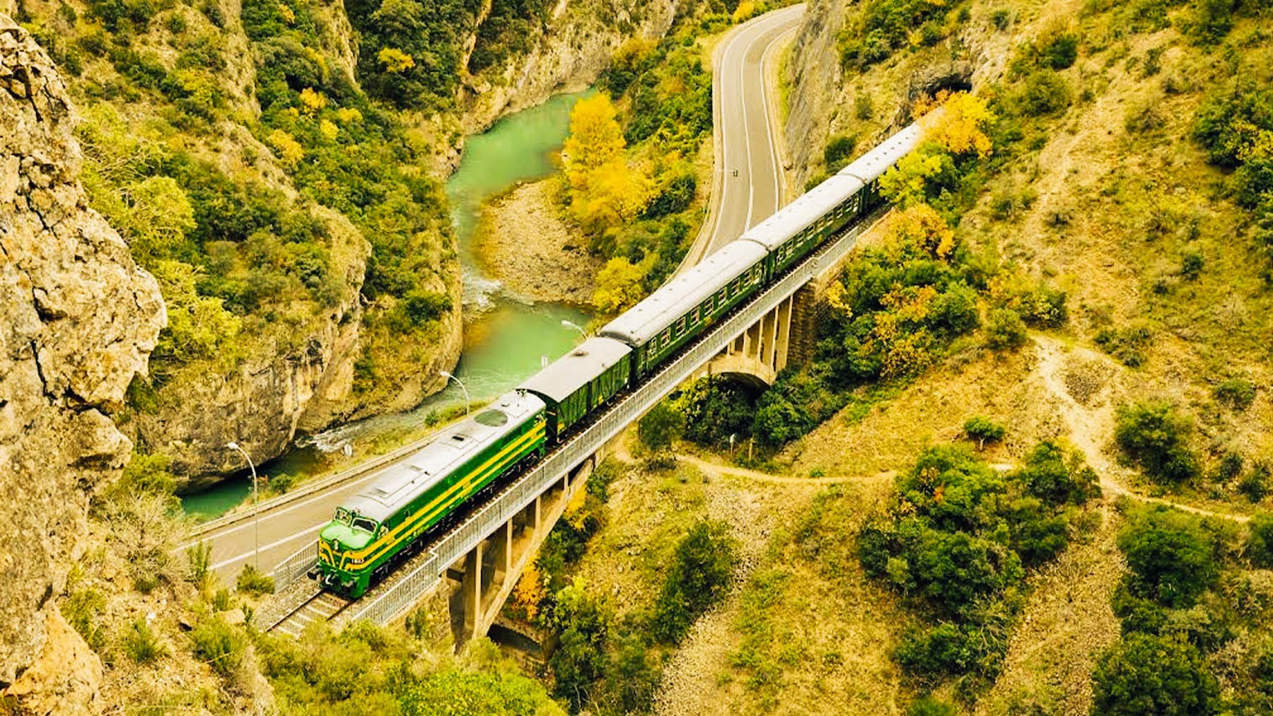 Ni miradores ni rutas senderistas: las mejores fotos invernales de España se hacen desde un mítico tren de los años 30