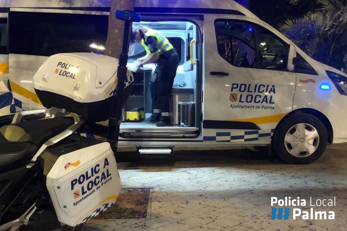 Policías locales de Palma sometiendo al conductor a la correspondiente prueba de alcohol y drogas.