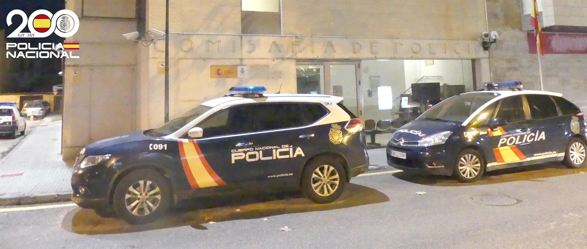 Imagen de la fachada de la comisaría de Manacor donde el conductor alemán se estrelló contra los bolardos.
