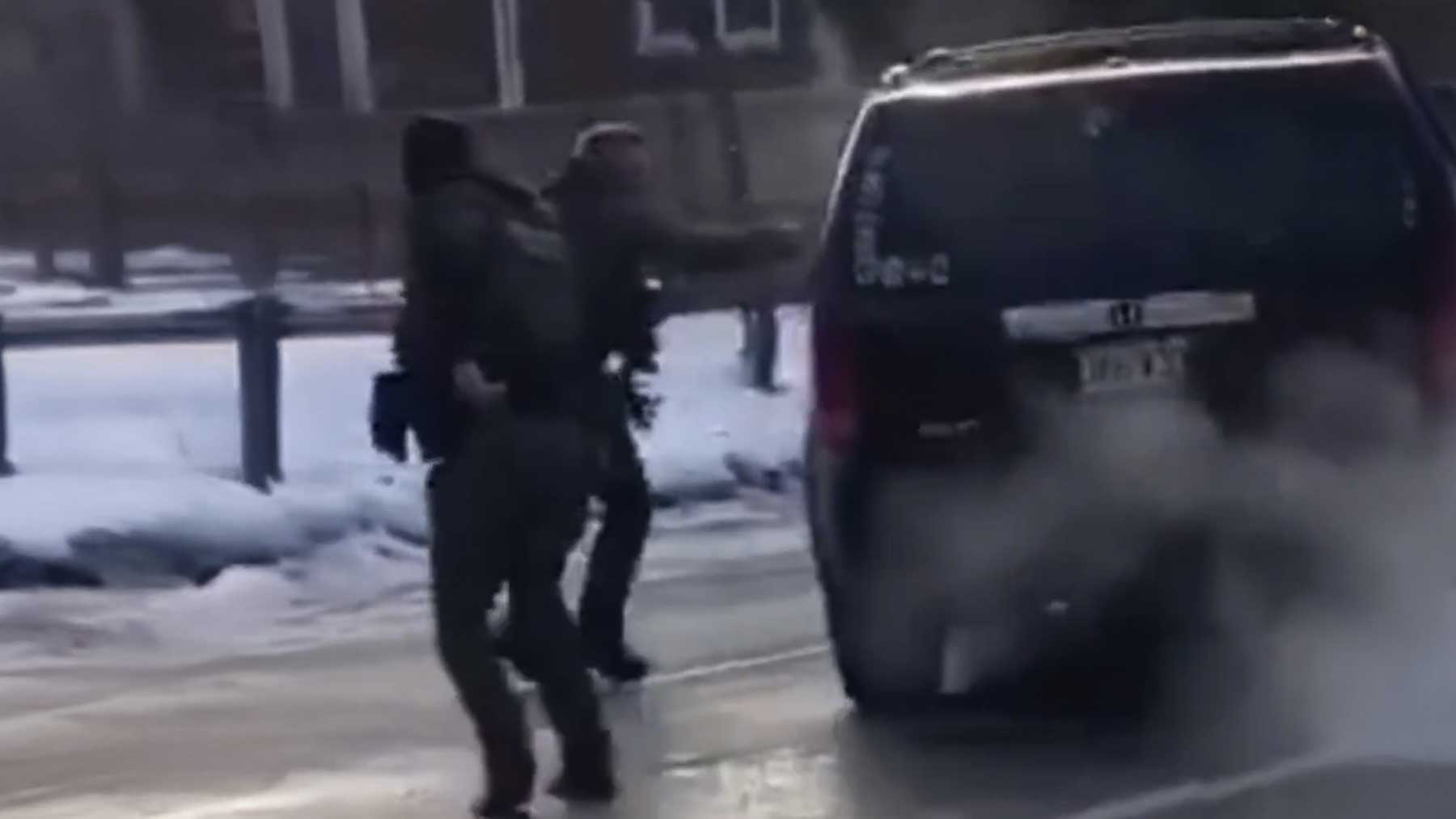 Minnesota declara el estado de emergencia tras abatir a tiros agentes de inmigración a una mujer