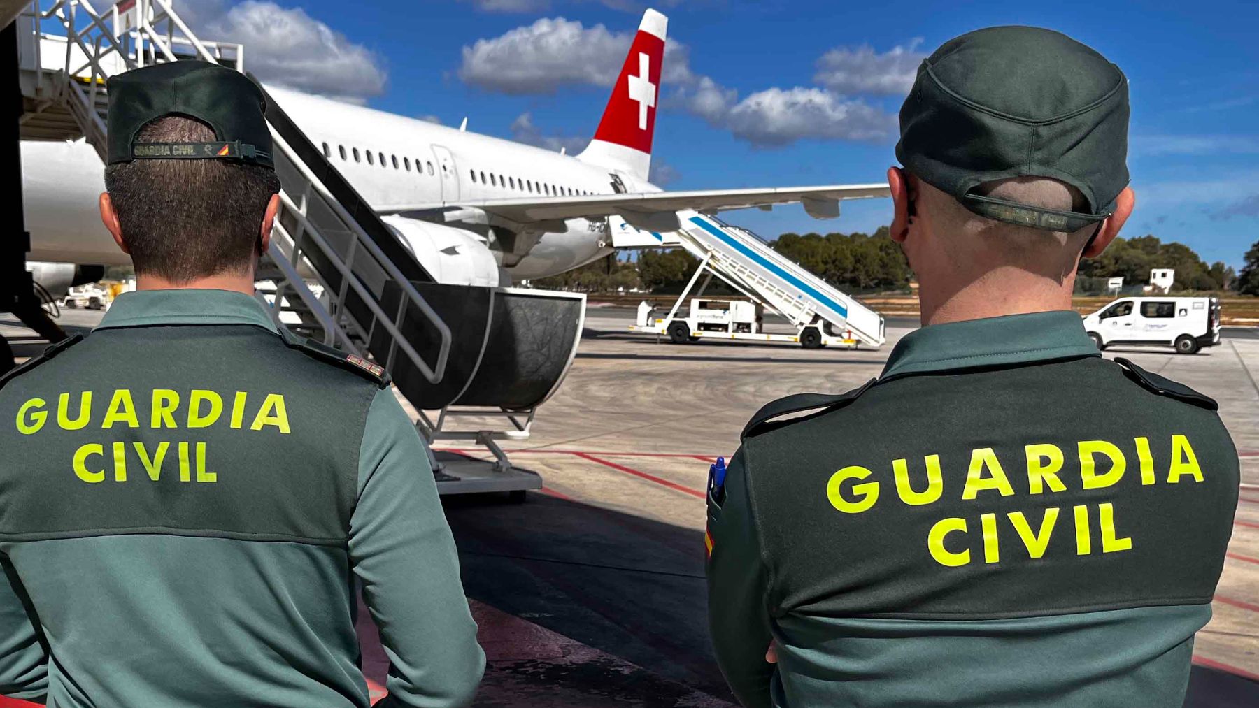 Agentes de la Guardia Civil, frente al avión donde sucedieron los hechos en Ibiza.