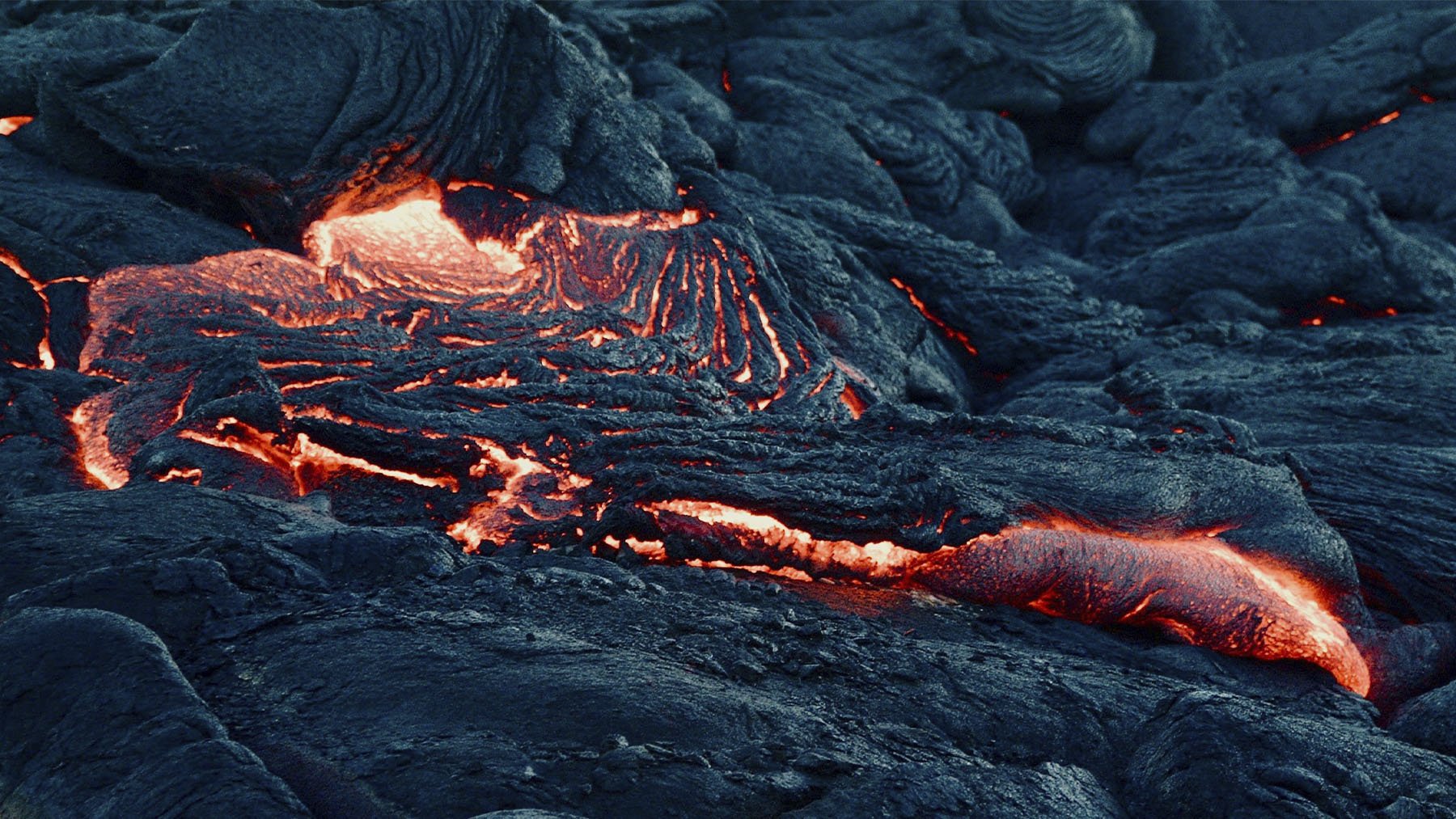 Vuelco total en la vulcanología: confirman en Islandia que los microbios colonizan la lava justo tras solidificarse