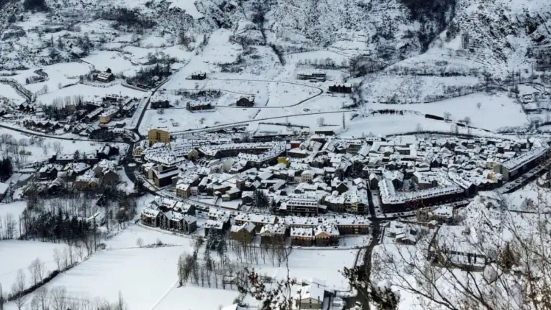 Lo llaman el paraíso de los montañeros y es uno de los pueblos con más nieve de España: ideal para el invierno