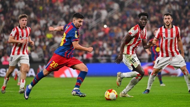 Roony Bardghji, jugador del FC Barcelona, luciendo el nuevo parche