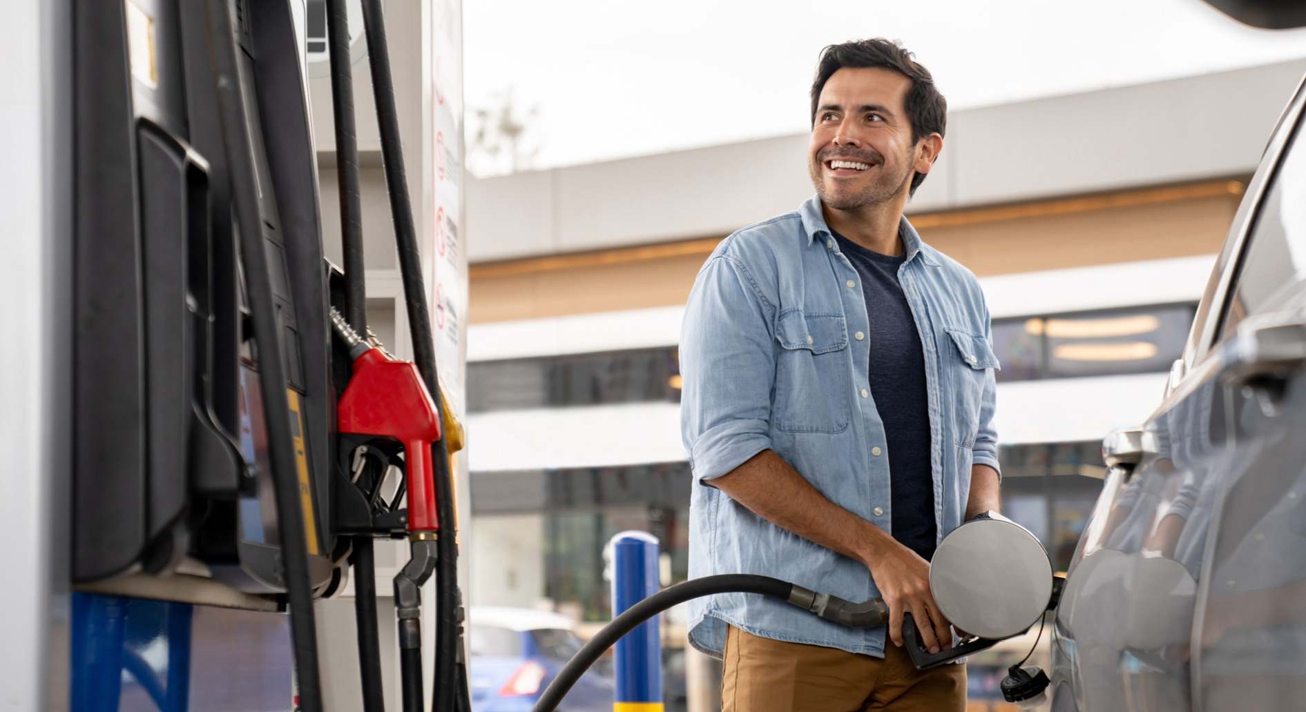 Hombre rellena el depósito de su automóvil diésel en una gasolinera.