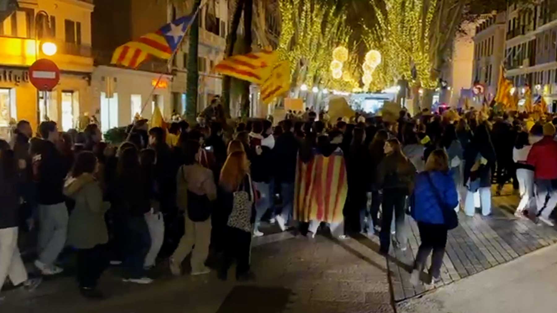 Jóvenes independentistas torpes confunden a policías locales de Palma con fuerzas de ocupación