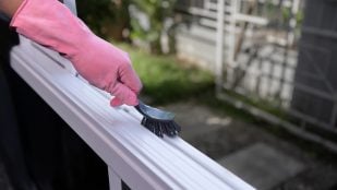 Suciedad de los rieles de las ventanas