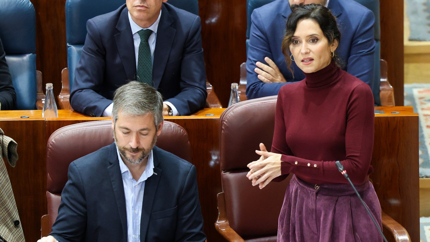 Ayuso, en la Asamblea, junto a García Martín. (EP)