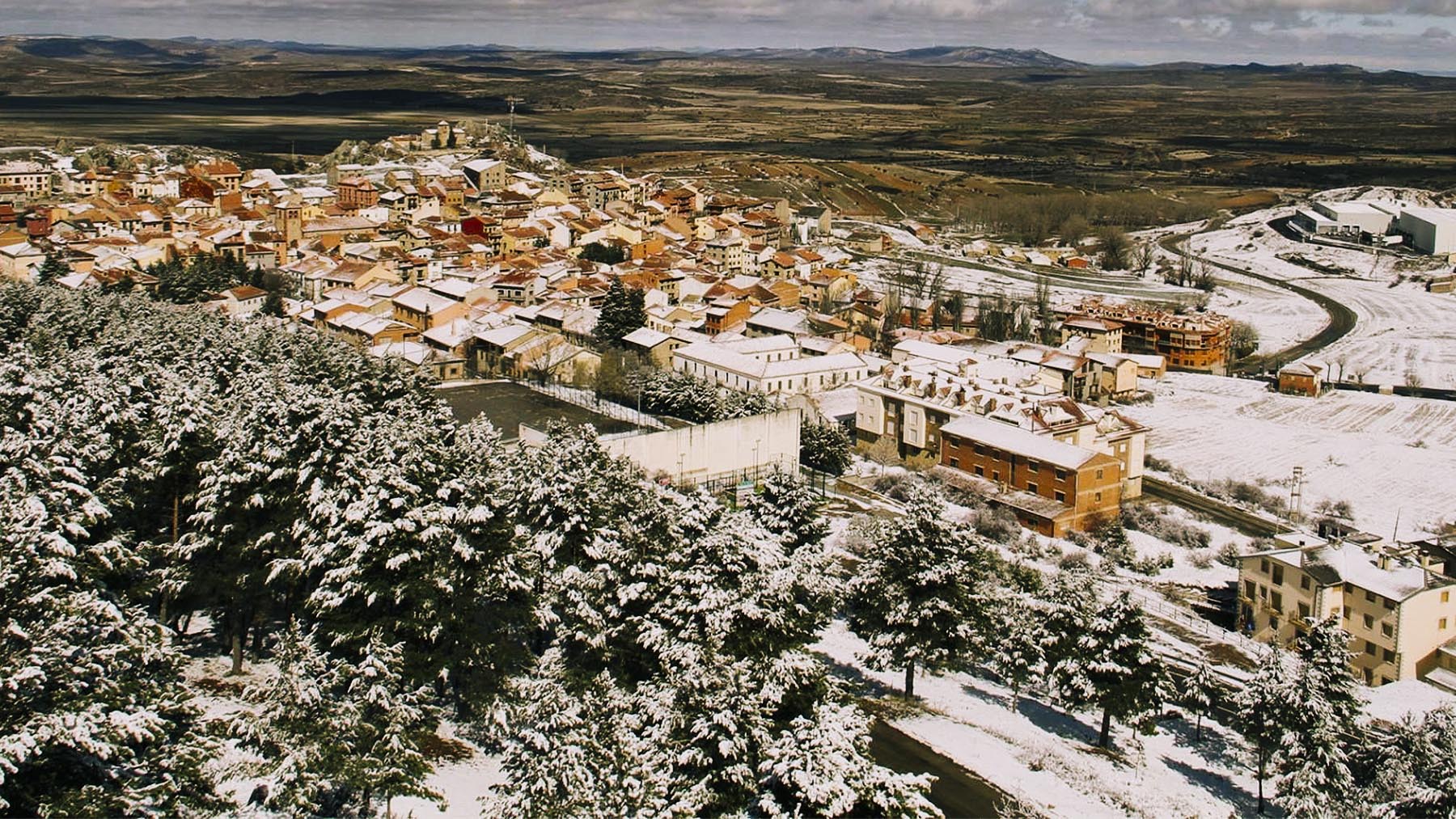 Es el 2º pueblo español que más nieve recibe al año: tiene 1.569 metros de altitud y el camping más alto del país