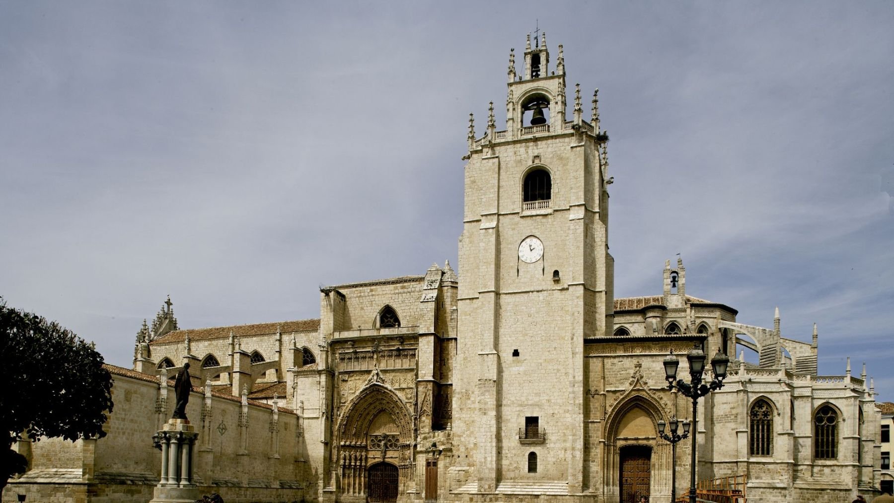 Ni Sevilla ni Madrid: la catedral más larga de España mide 130 metros y es una joya gótica de Castilla y León
