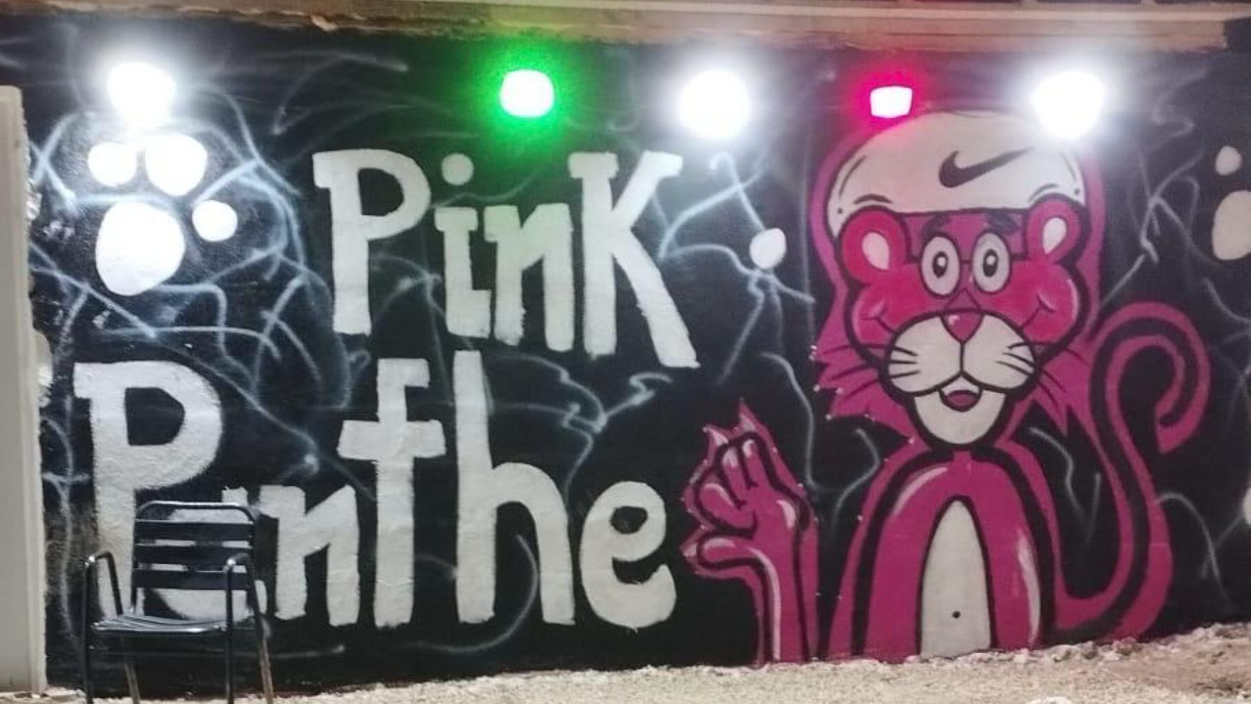 Imagen promocional de venta de tusi con la imagen de la Pantera Rosa.