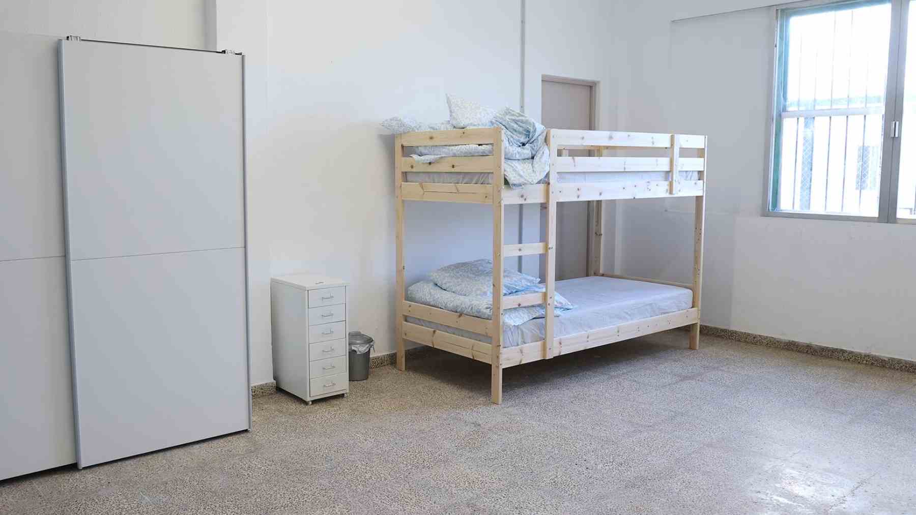 El PSOE critica el nuevo centro de menas de Mallorca porque tiene literas y barrotes en las ventanas