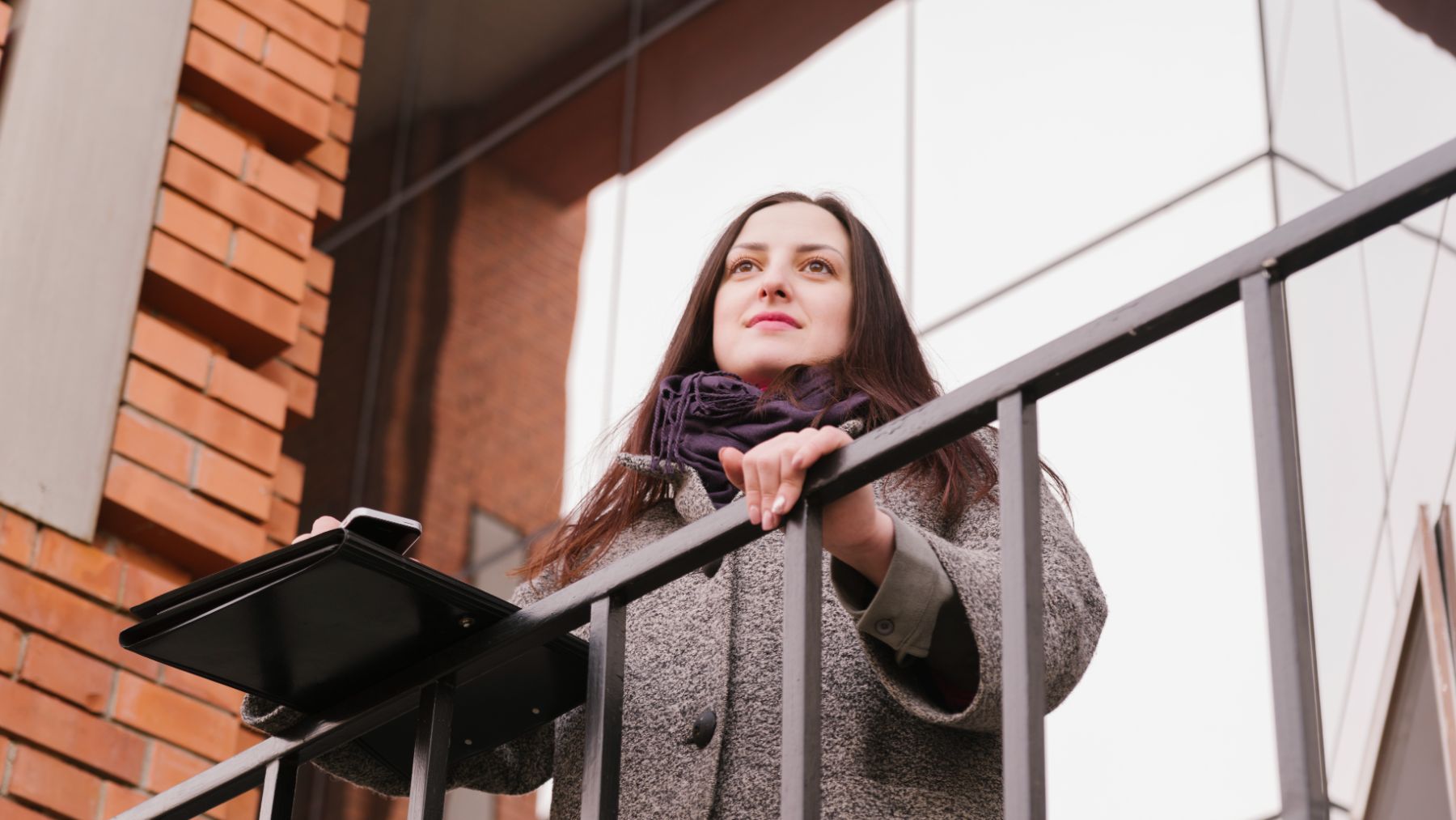 La Ley de Propiedad Horizontal lo confirma: adiós a fumar en el balcón de tu casa, te pueden denunciar