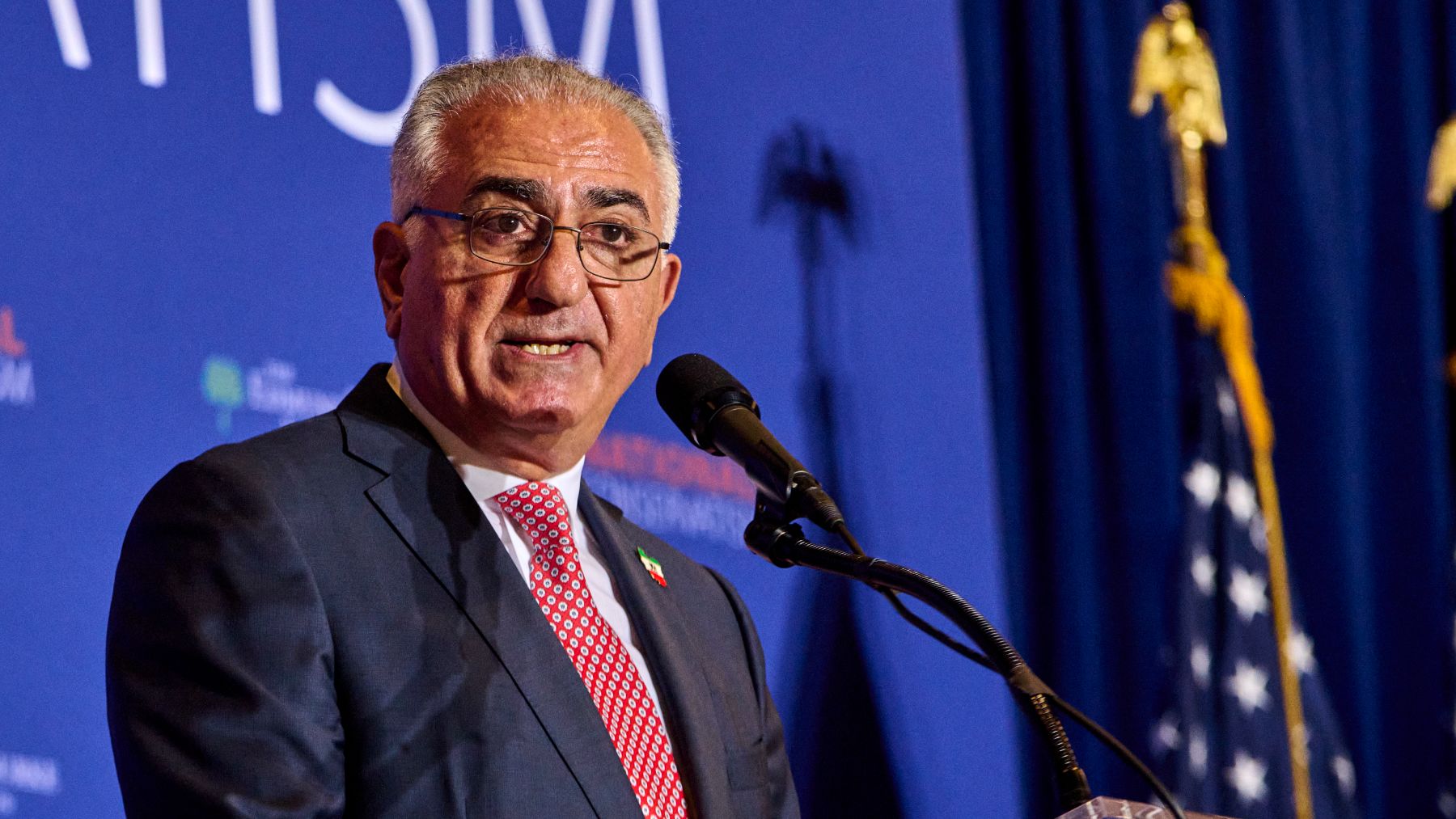 El príncipe heredero de Irán llama a la huelga general y prepara su regreso al país