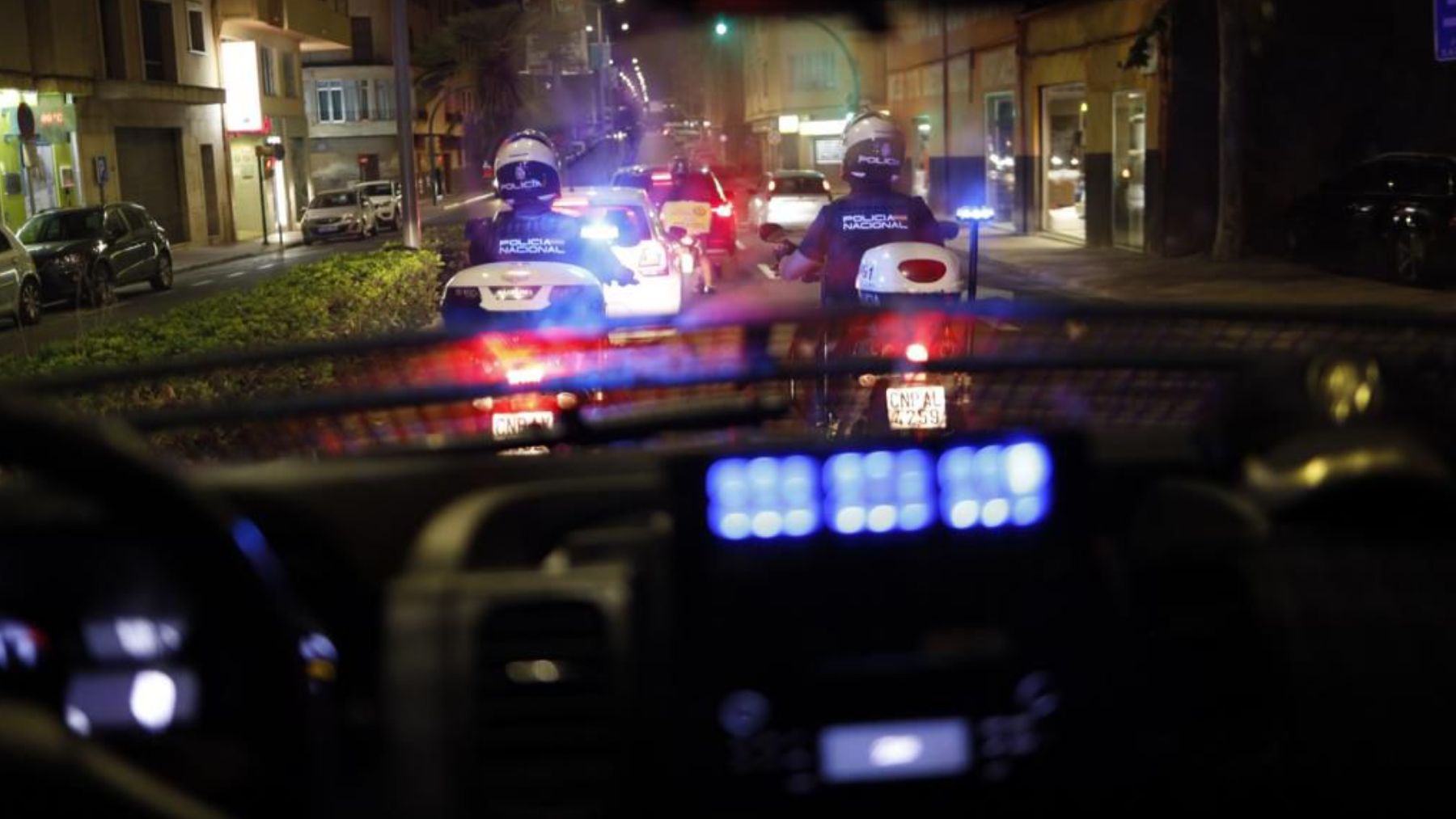 Agentes de la Policía Nacional patrullando las calles de Palma.