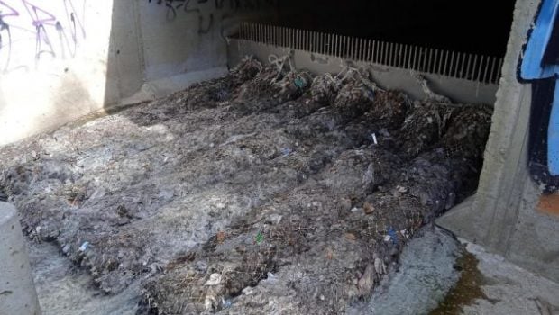 Toallitas h&uacute;medas y otros desechos en las mallas de retenci&oacute;n del Canal de Isabel II. (Foto: Comunidad de Madrid). 