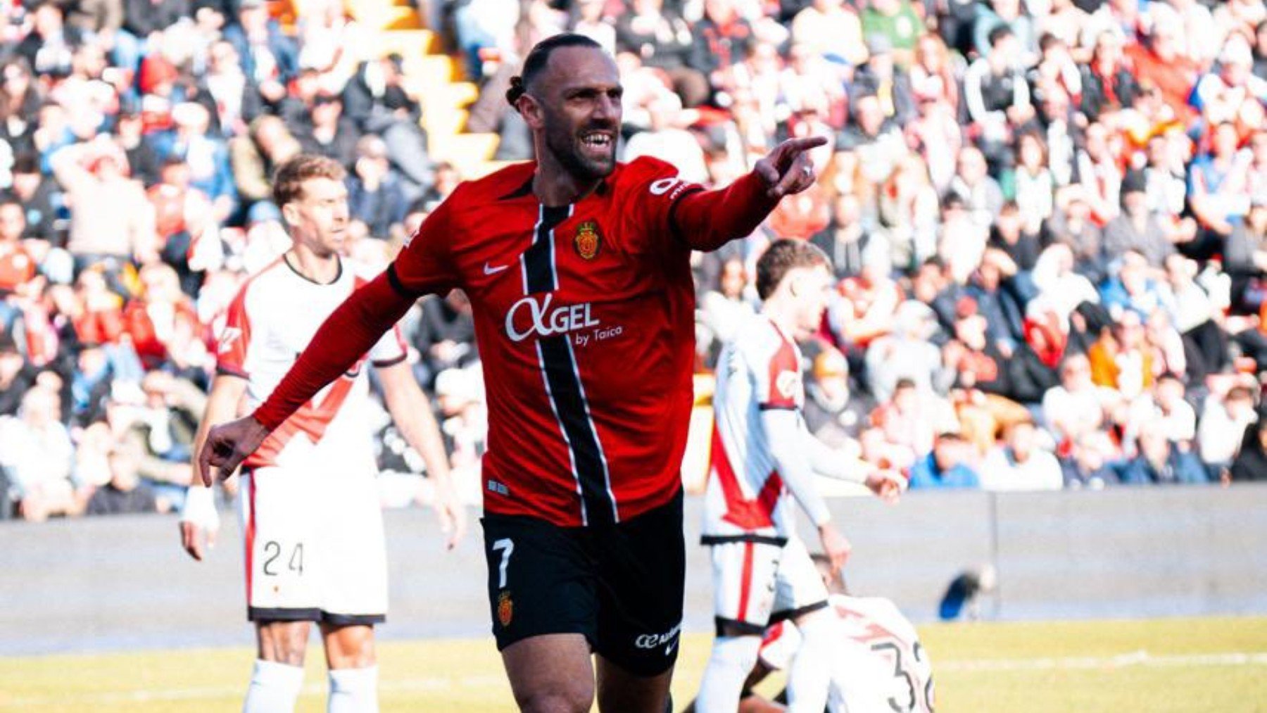 Muriqi celebra su gol en Vallecas.