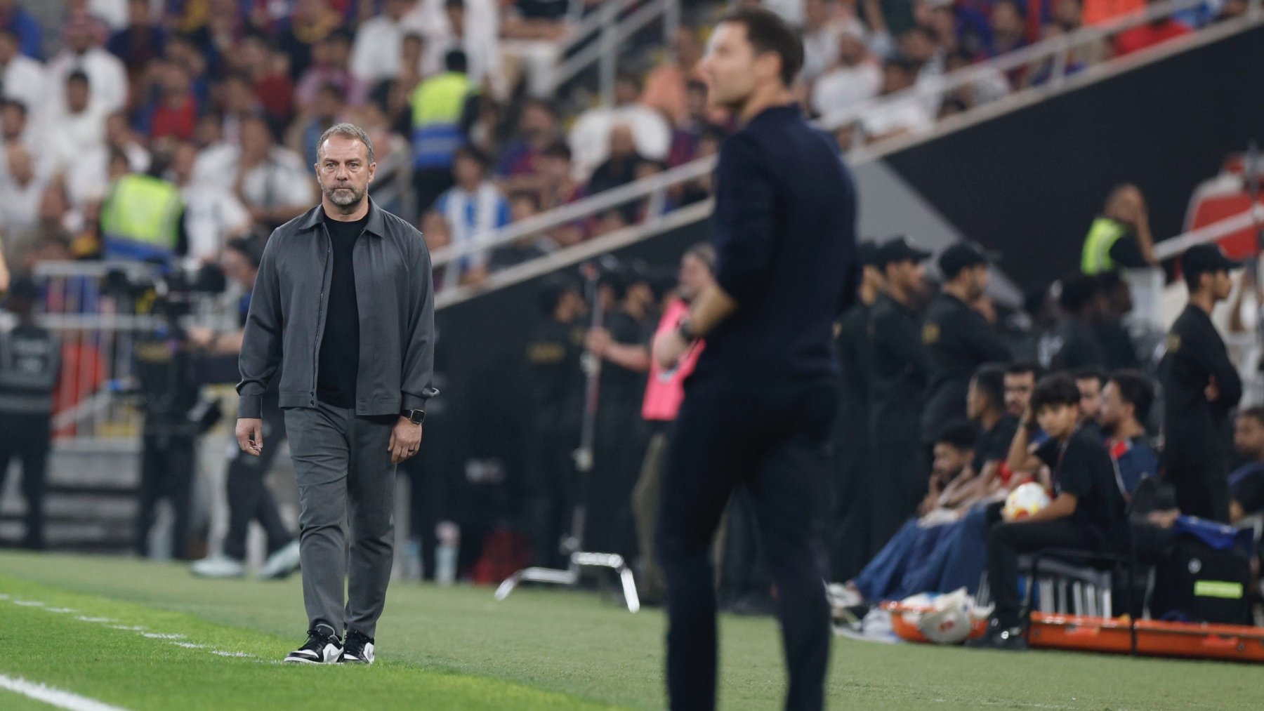 Hansi Flick, en la banda del Clásico de Supercopa. (EFE)