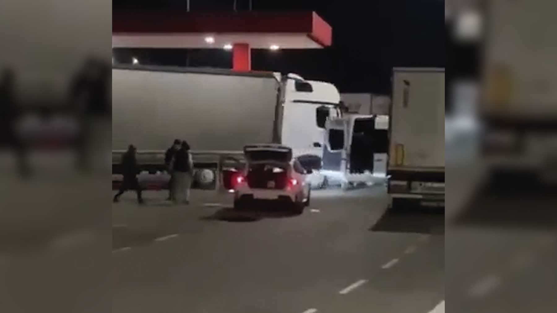 El vídeo de un camionero harto de robos que embiste a los ladrones en la AP7 de Gerona.
