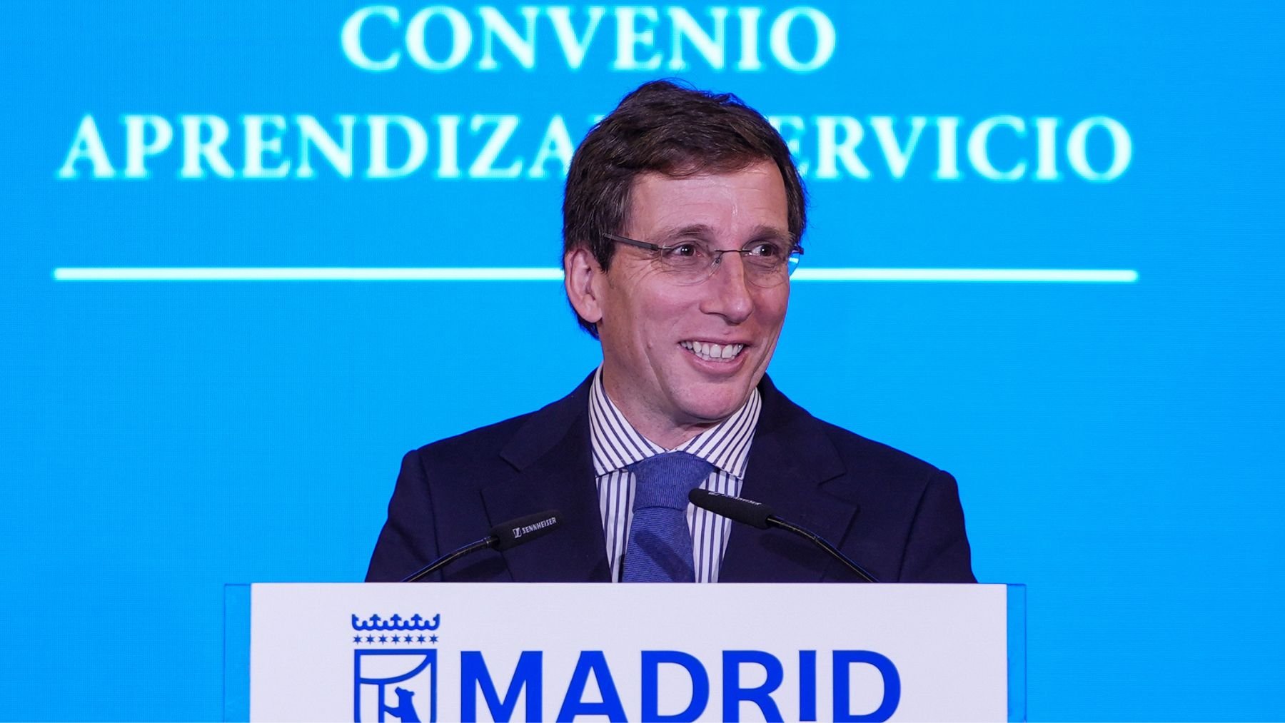 Almeida firma un acuerdo para que estudiantes universitarios participen en servicios útiles a la comunidad