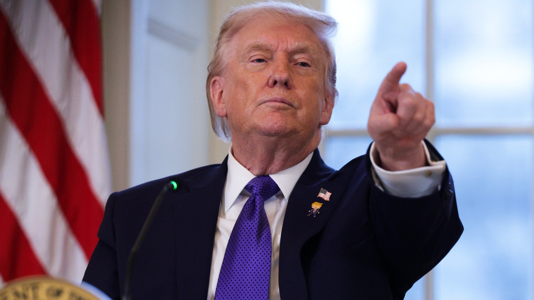 Trump anuncia un arancel del 25% a cualquier país que comercie con el régimen de los ayatolás de Irán