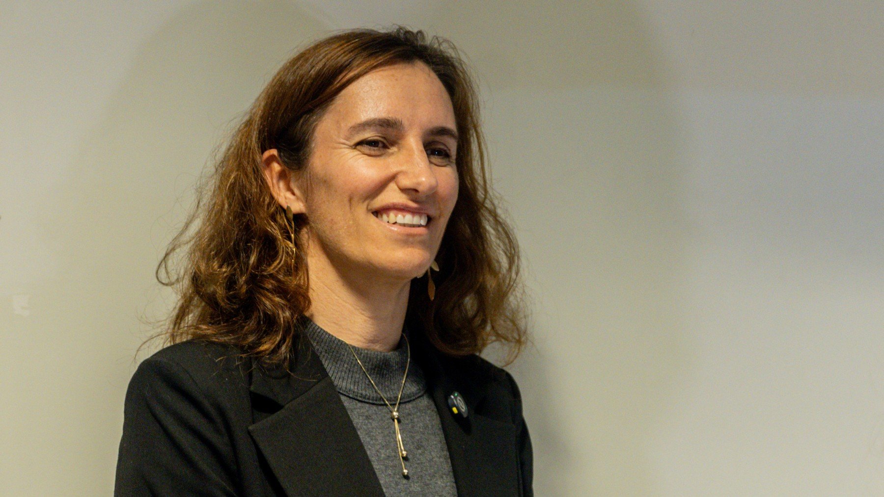 Mónica García culpa a las comunidades por las demandas médicas y esquiva su responsabilidad directa