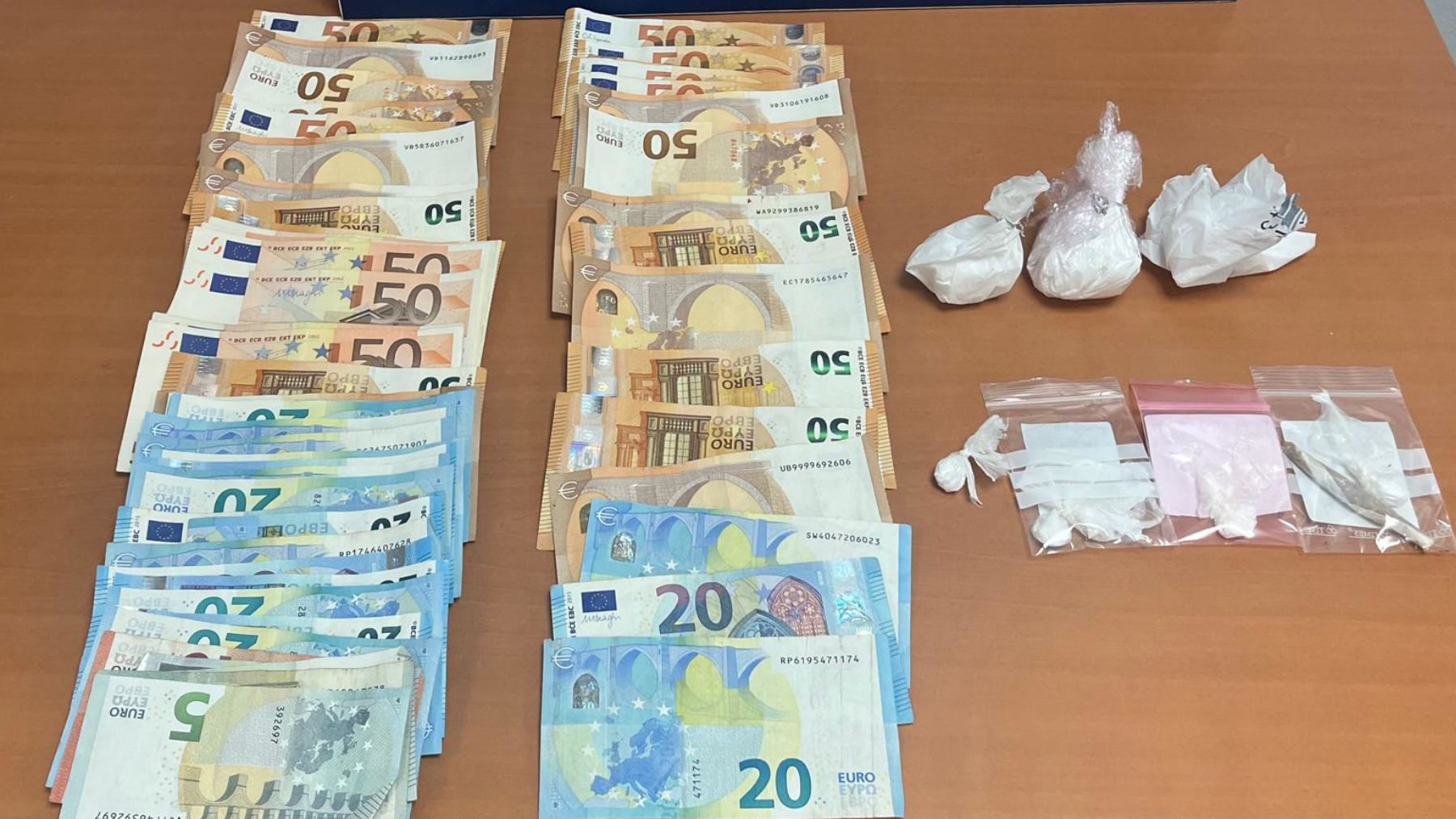 Detenida por vender droga desde su casa en Palma y esconderla en una caja fuerte bajo un mueble del salón