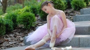 Cómo se escribe en español 'balé' o 'ballet' según la RAE, 'ballet' es un extranjerismo crudo para la RAE, 'ballé' o 'ballet' en español, la RAE explica cómo escribir 'ballet' correctamente.