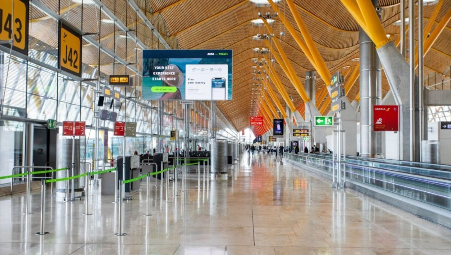 Intenta subir a un avión con su mujer muerta y acaba detenido: la llevaba en una silla de ruedas