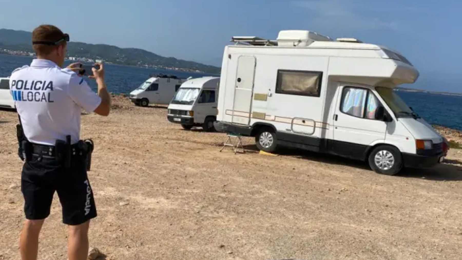 El colmo para dormir bajo un techo en Ibiza: trabajar gratis a cambio de un terreno donde aparcar la caravana
