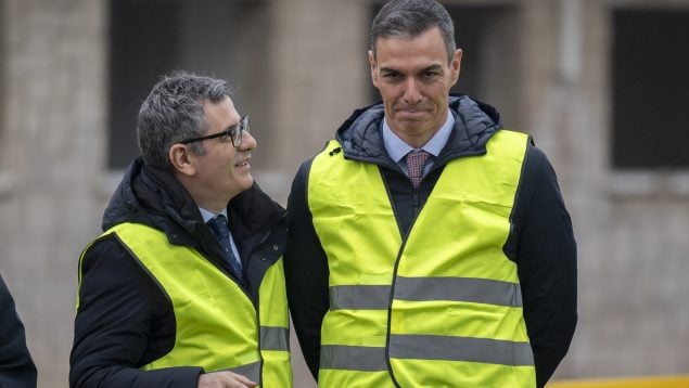El ministro de la Presidencia, Félix Bolaños, y el presidente del Gobierno, Pedro Sánchez, durante el acto de demolición de los primeros edificios del acuartelamiento de Campamento, a 12 de enero de 2026, en Madrid (España). El Nuevo Barrio Campamento, que contempla la construcción de al menos 10.700 viviendas a precios asequibles en el suroeste de Madrid, toma impulso con el derribo de 57 antiguas edificaciones de uso militar.