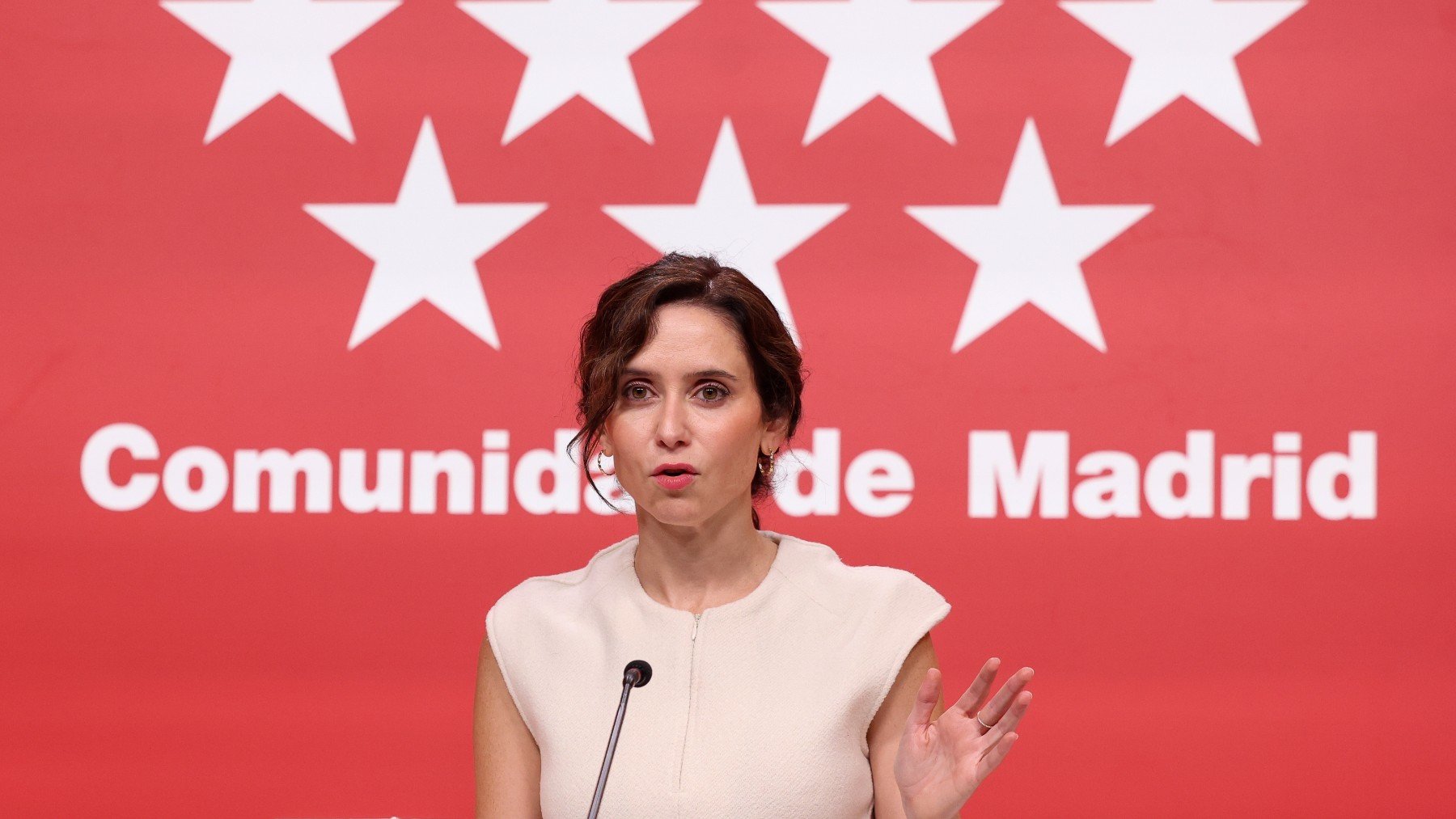 Ayuso retrata a la izquierda por su maniobra con Julio Iglesias: Las mujeres violadas están en Irán