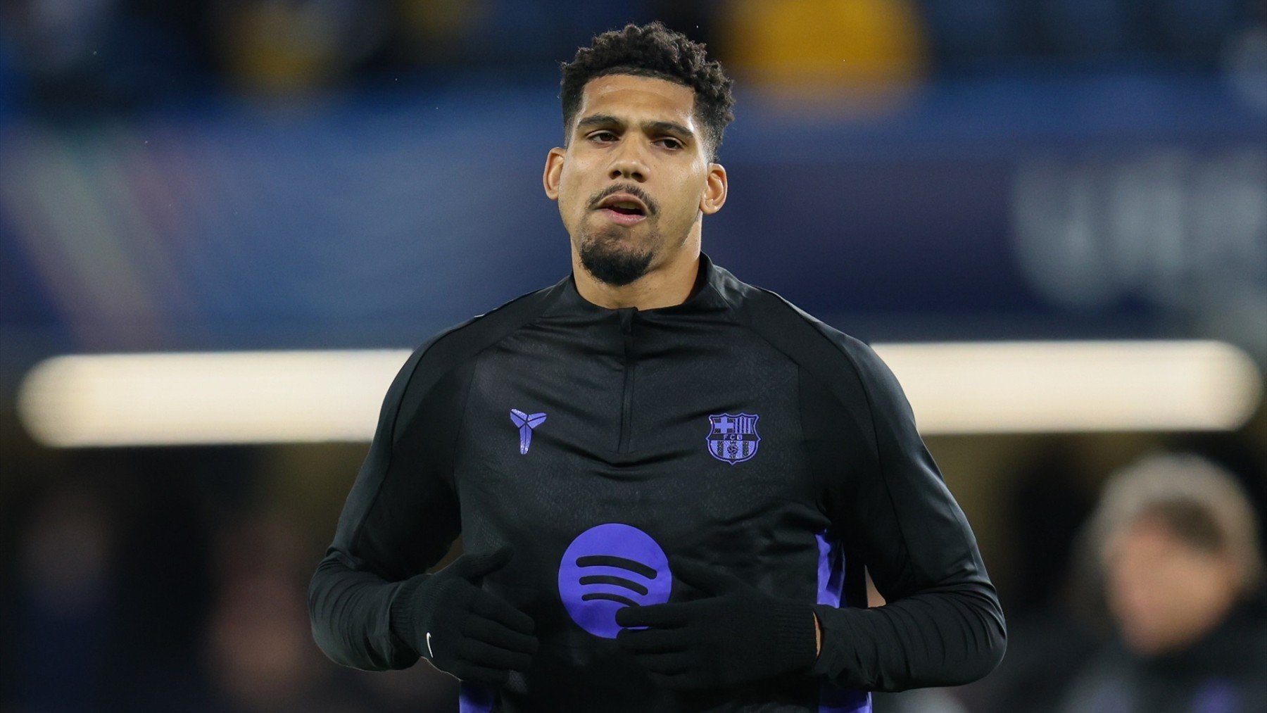 Araujo saca la biblia tras reaparecer con el Barça: Vengan a mí todos los que están cansados y cargados