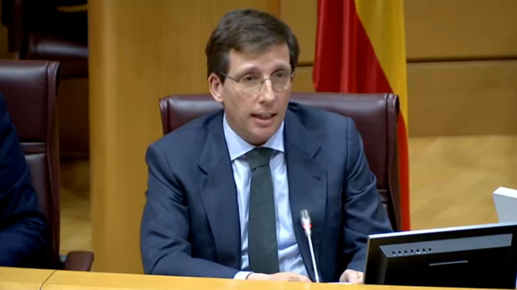 Almeida retrata a Sánchez por el paripé en Campamento tras leer OKDIARIO: Ahí está la máquina sin moverse