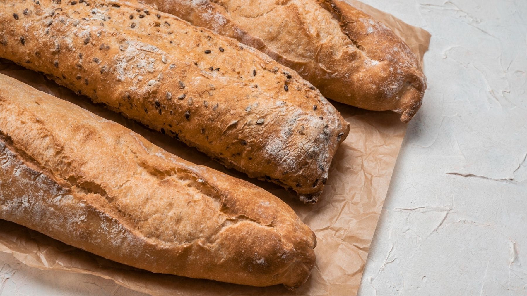 Ni aceite ni mantequilla: el mejor truco para ablandar una barra de pan duro y dejarlo crujiente en pocos minutos