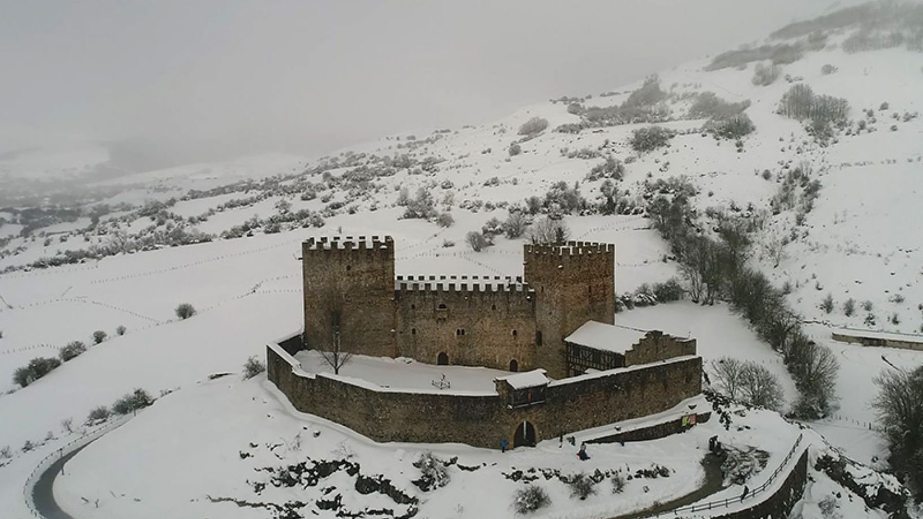 Es uno de los pueblos más bonitos de España en invierno, y tiene un impresionante castillo BIC desde 1983