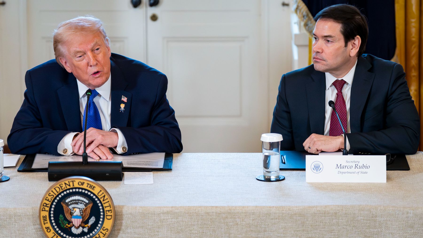 Trump pide a los estadounidenses en Irán que abandonen el país y espera una lista de objetivos militares