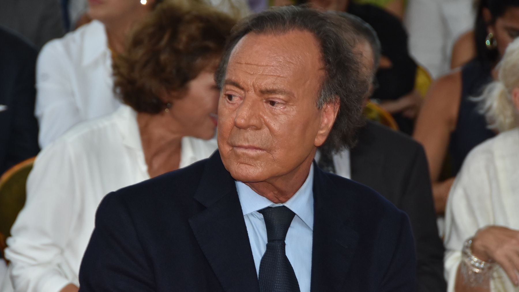 Julio Iglesias está preparando su defensa, dice que todo se va a aclarar y asegura que hablará muy pronto