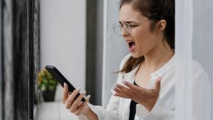 Mujer con el móvil.