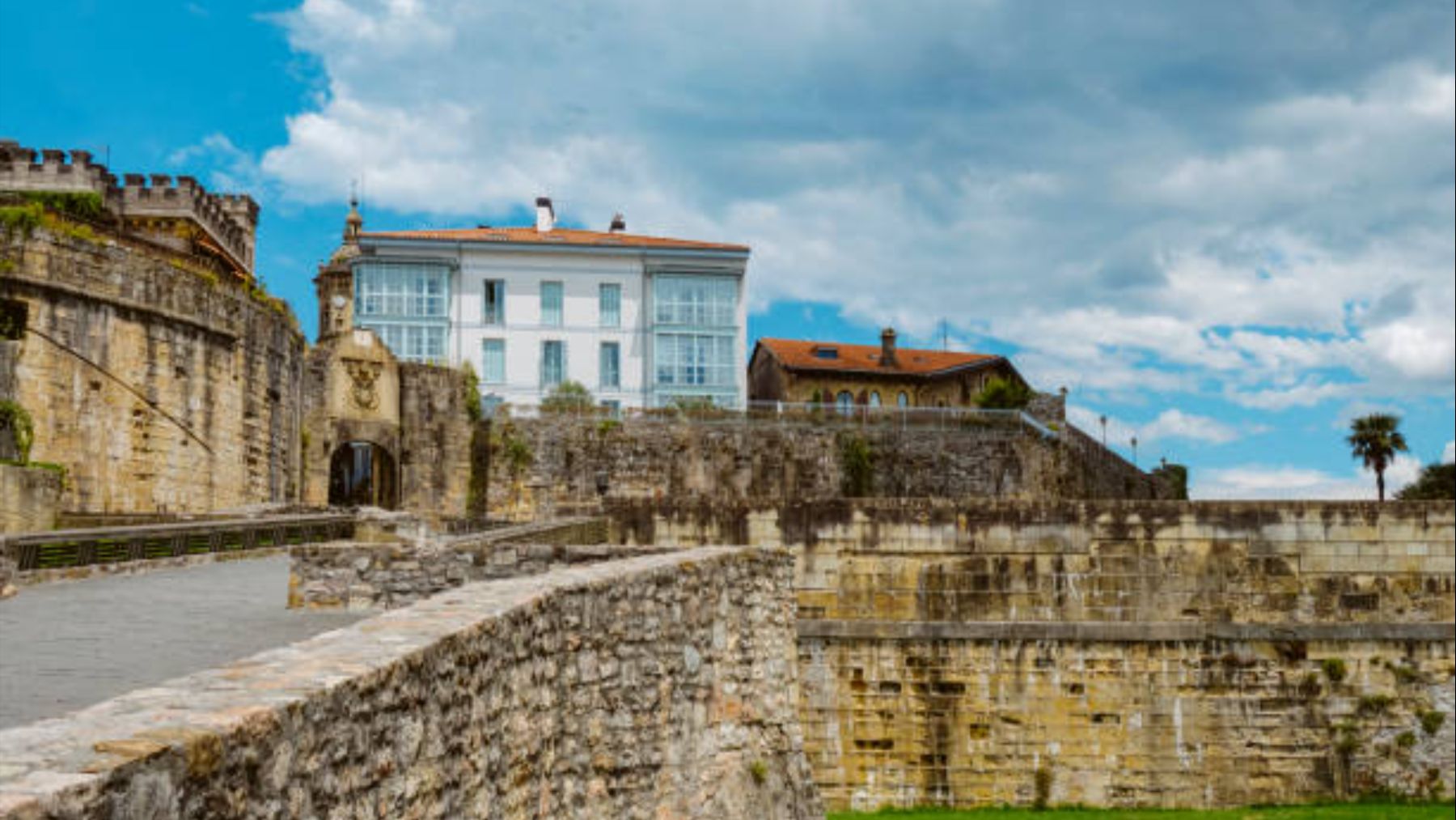 Dicen que es una de las ciudades más bonitas del mundo y está en España: muralla medieval y comida de lujo